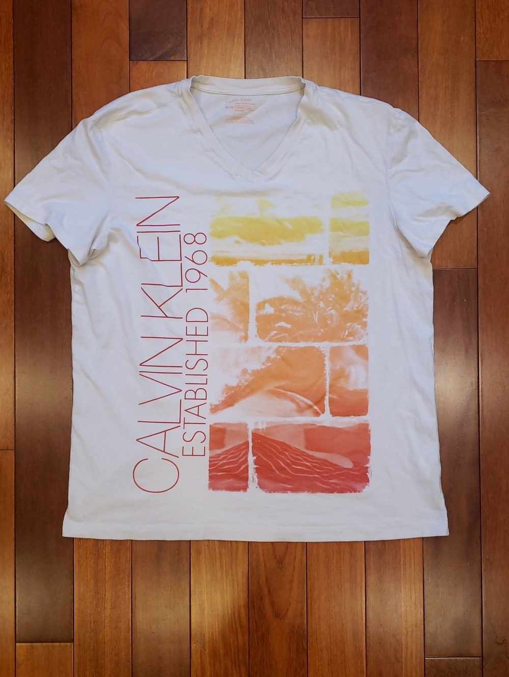Men's XL Calvin Klein Tshirt. Cotton. Beachy Print